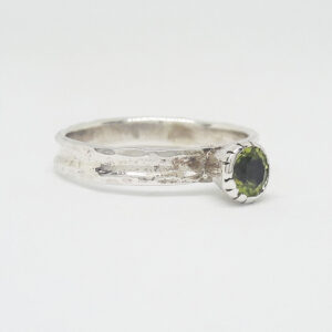Simplicity peridot ring