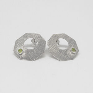 Shap it earrings with peridot